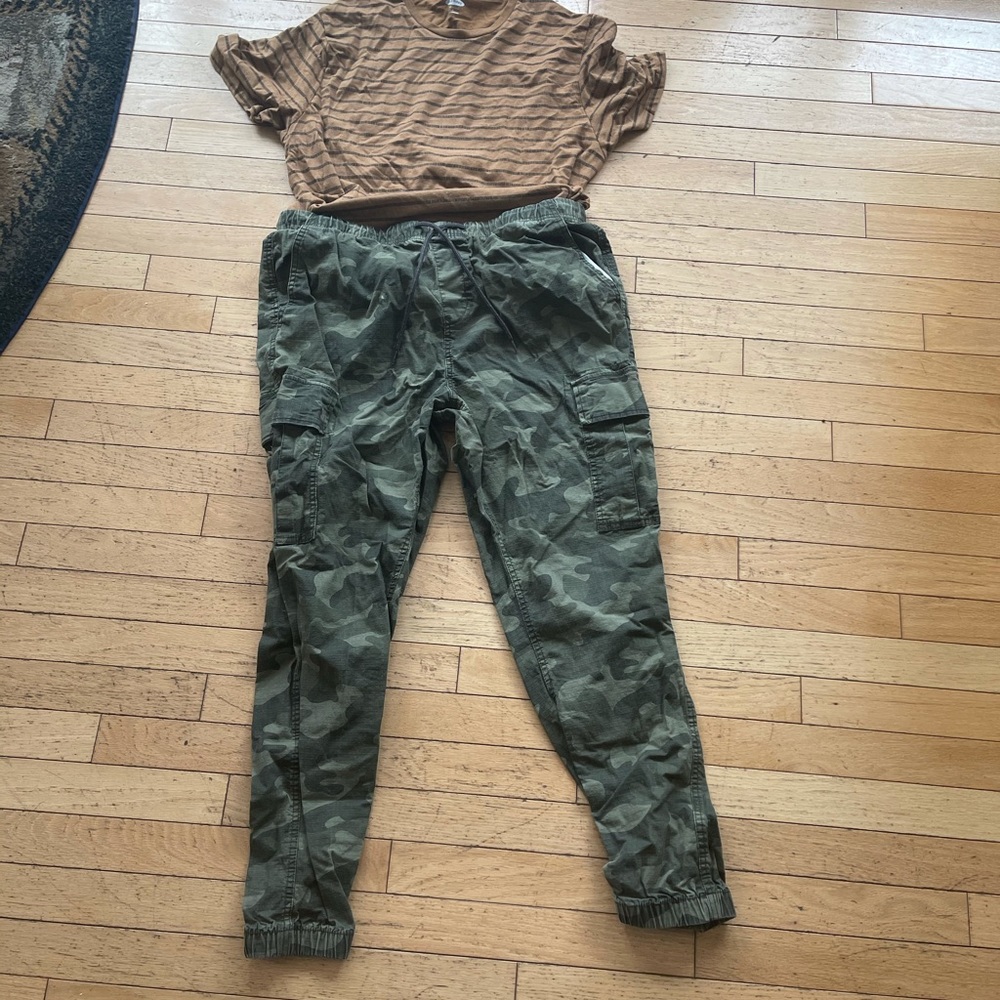 Men’s camo joggers pants with tan color tshirt .